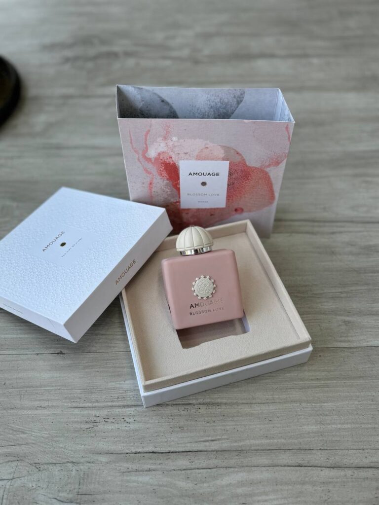 عطر زنانه AMOUAGE Blossom Love با طرح زیبا